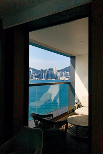 在香港要找到有陽台的旅店房間已相當珍稀，況且還面對著維多利亞港風光。